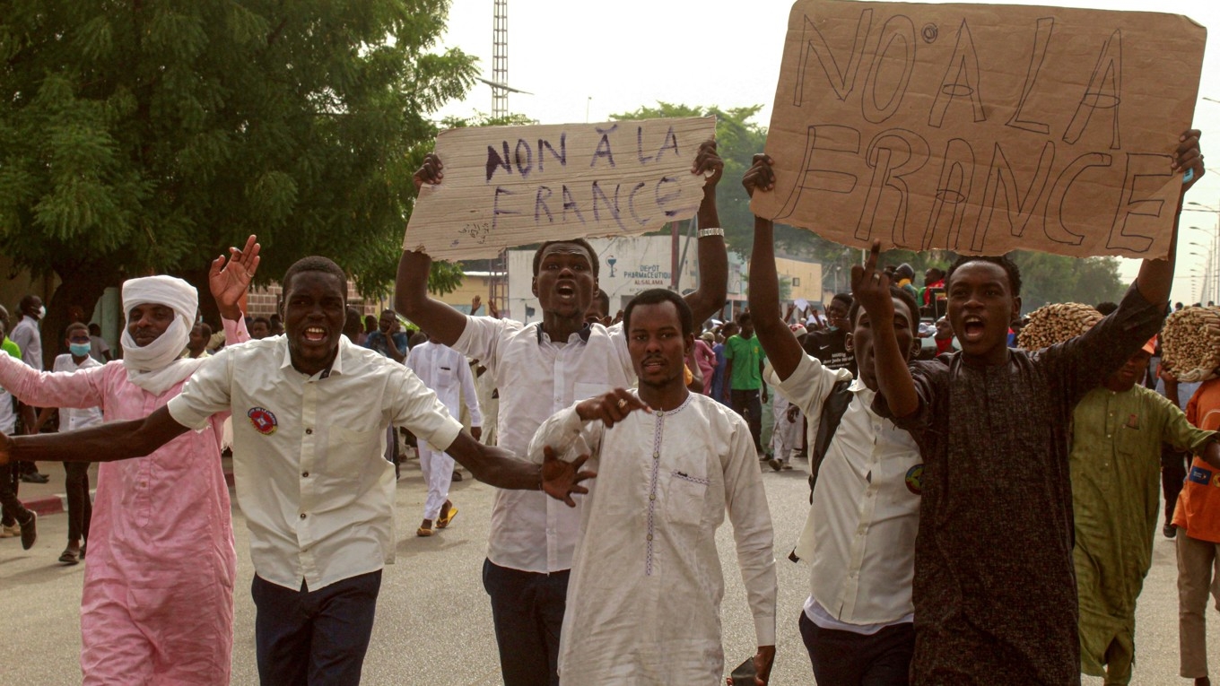 Människor demonstrerar mot den franska närvaron i Tchad den 14 maj 2022 i N'Djamena. Foto: AFP via Getty Images