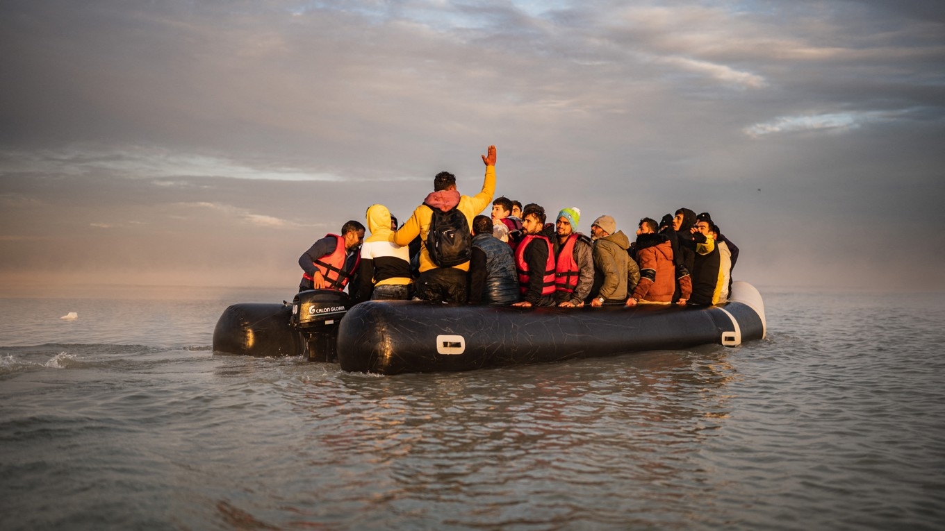 Migranter ombord på en människosmugglares båt vid stranden i Gravelines nära Dunkerque i norra Frankrike den 12 oktober 2022 i ett försök att ta sig över Engelska kanalen. Foto: Sameer al-Doumy/AFP via Getty Images