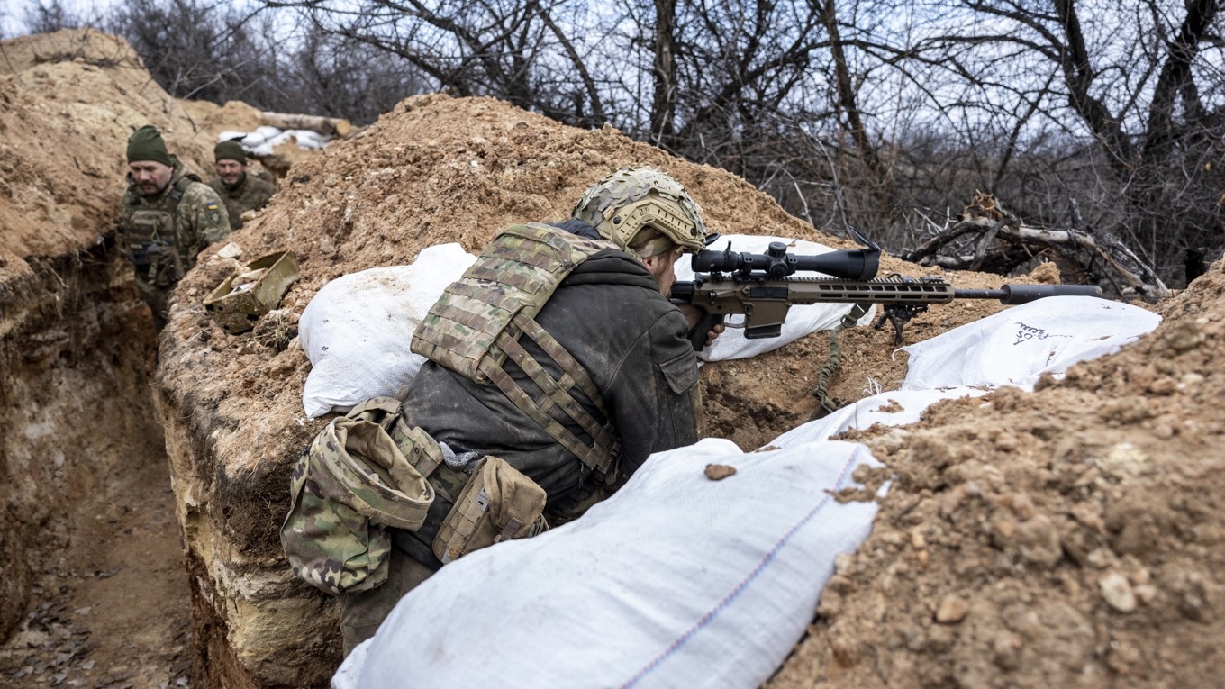 Ukrainska soldater utanför Bakhmut i Ukraina. Bilden är tagen den 5 mars 2023. Foto: John Moore/Getty Images