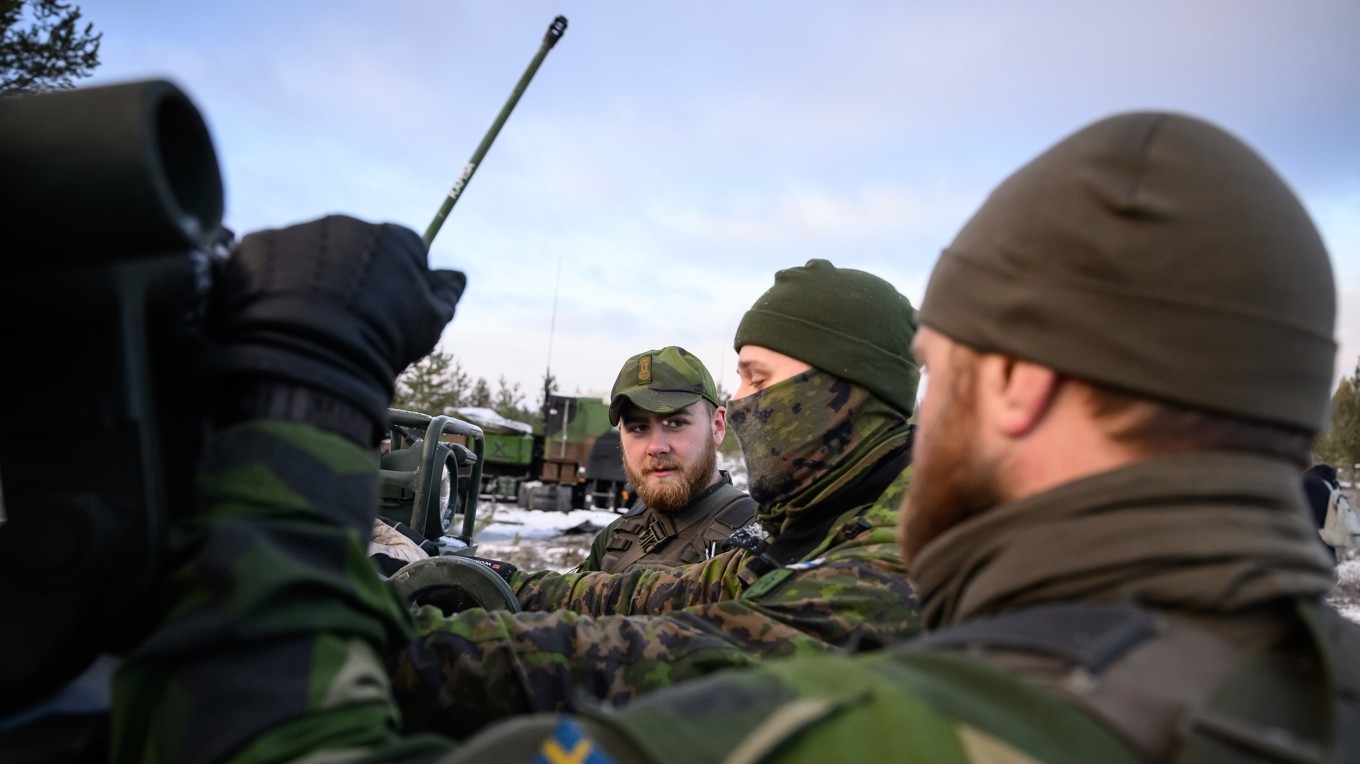 Artillerisoldater under en militärövning i finska Lappland i november. Det är den största i Natos 75 år långa historia, med 28 deltagande länder, inklusive USA. Foto: Leon Neal/Getty Images