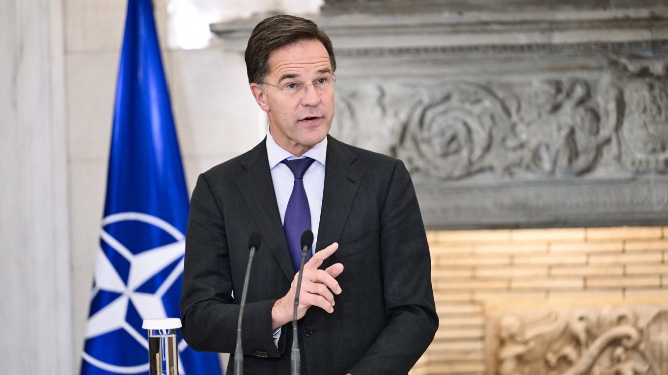 Natos generalsekreterare Mark Rutte håller en presskonferens efter sitt möte med Greklands premiärminister Kyriakos Mitsotakis i Aten den 26 november. Foto: Aris Messinis/AFP via Getty Images