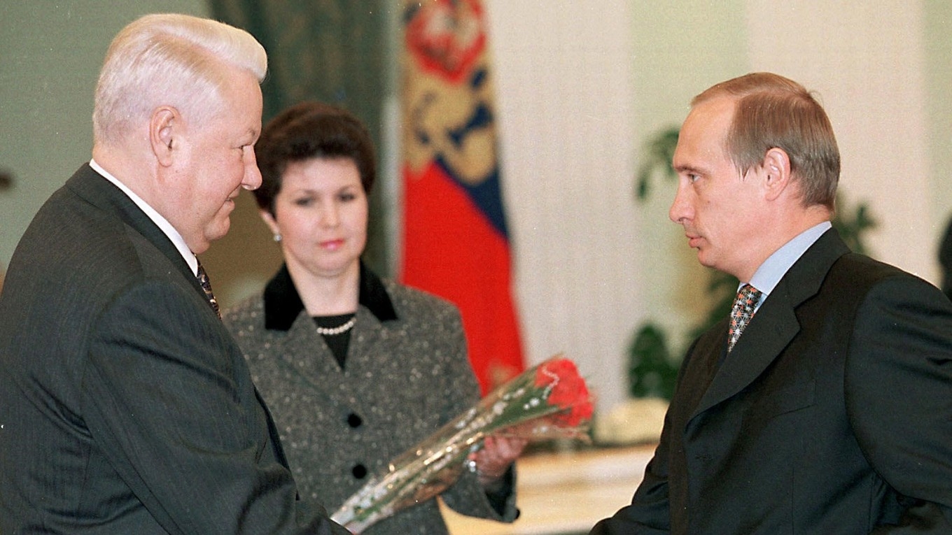 Spioneriet försvann inte i och med Sovjetunionens fall. Här ses Boris Jeltsin (v) skaka hand med Vladimir Putin i Moskva, den 22 februari 1999. Foto: POOL/AFP via Getty Images