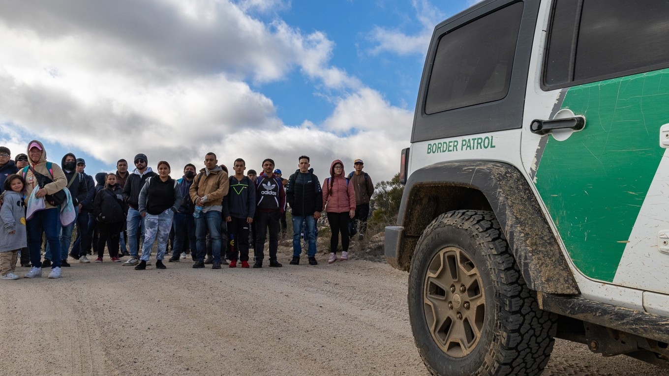 Migranter som tagit sig in i USA över gränsstängslet i Jacoumba, Kalifornien. Foto: John Fredricks