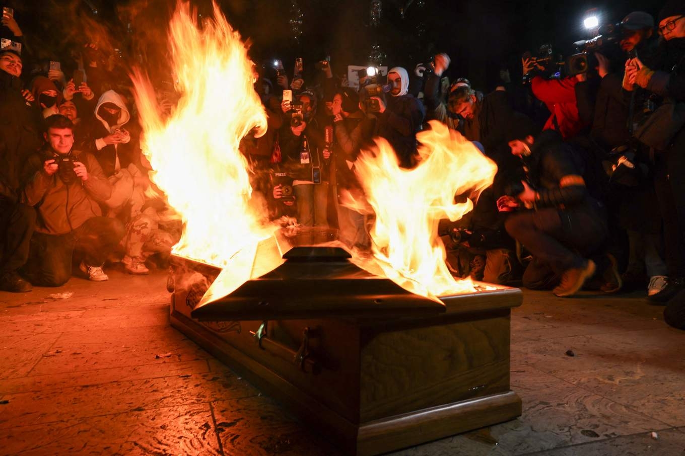 En kista med en bild på miljardären och regeringspartiet Georgisk dröms grundare, Bidzina Ivanisjvili, brinner under demonstrationen. Foto: Giorgi Arjevandize/AFP/TT