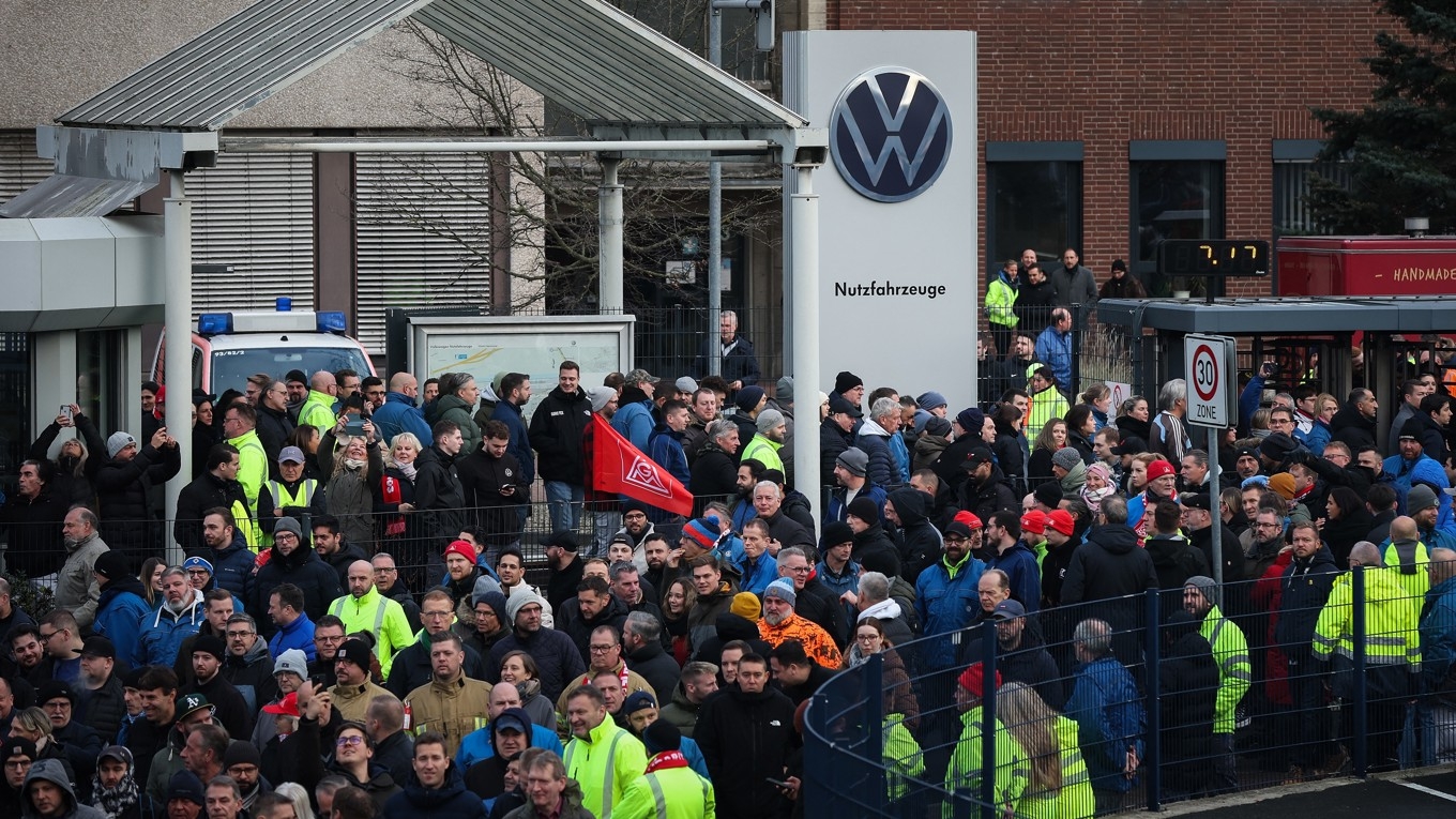 I hopp om att behålla sina jobb demonstrerar anställda vid Volkswagens fabrik i Hannover i Tyskland. Flera miljarder dollar ska biltillverkaren spara över hela landet. Foto: Ronny Hartmann/AFP via Getty Images