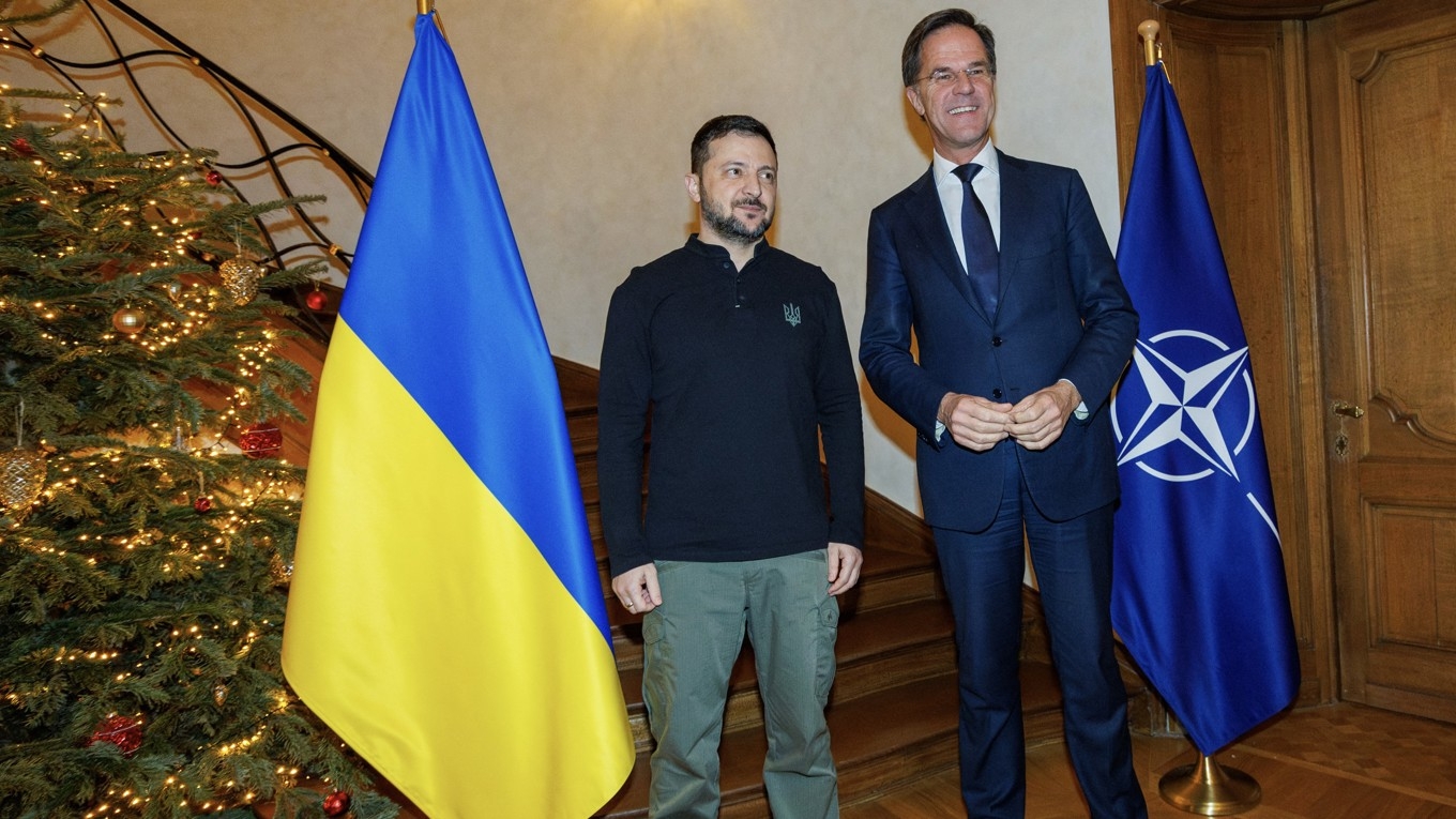 Ukrainas Zelenskyj och Natos Mark Rutte i Bryssel den 18 december. 
Debattören anser att narrativet om Ukraina inte tillåter att vissa fakta lyfts fram. Foto: Oliver Matthys/POOL/AFP via Getty Images