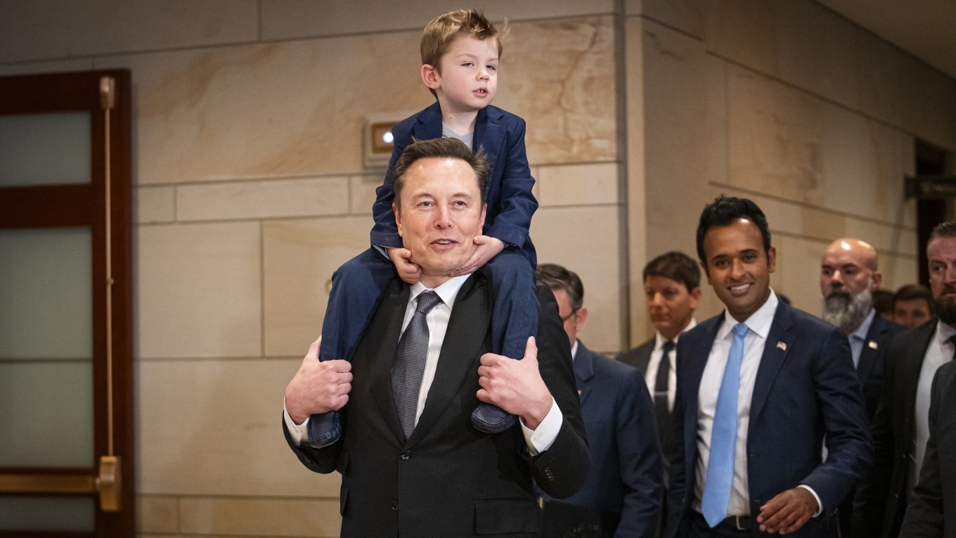 Elon Musk tillsammans med sin son och entreprenören Vivek Ramaswamy anländer inför ett möte med representanthusets talman Mike Johnson i kongressen i Washington DC den 5 december. Foto: Madalina Vasiliu