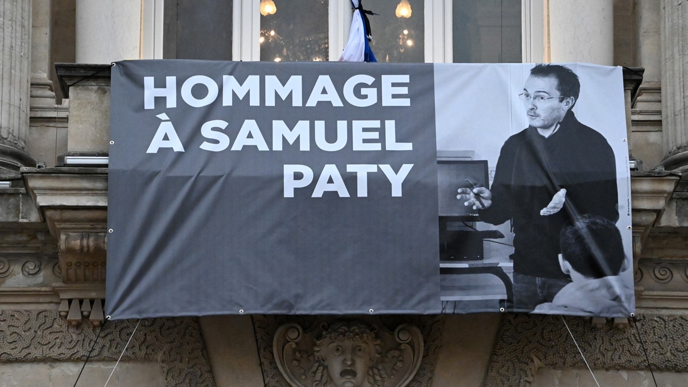 Ett porträtt av den franske läraren Samuel Paty visas på fasaden till Opera Comedie i Montpellier den 21 oktober 2020. Foto: Pascal Guyot/AFP via Getty Images