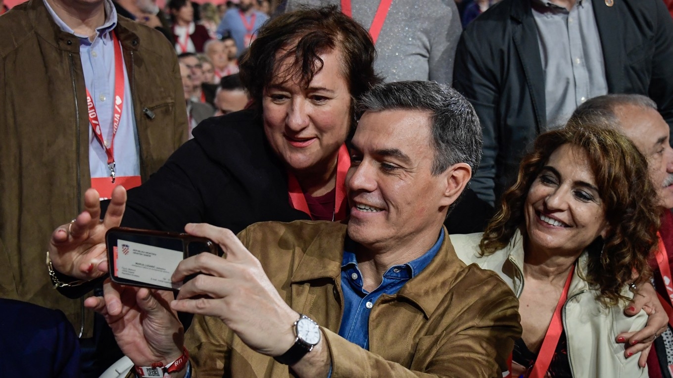 Premiärminister och partiledare Pedro Sánchez tar en selfie med en deltagare och vice premiärminister Maria Jesus Montero på PSOE:s 41:a kongress. Foto: Ceistina Quicler/AFP via Getty Images