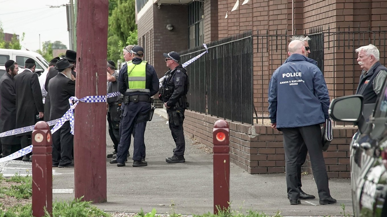 Polis vid en synagoga i Melbourne i Australien den 6 december. Foto: Tania Lee/AFP via Getty Images