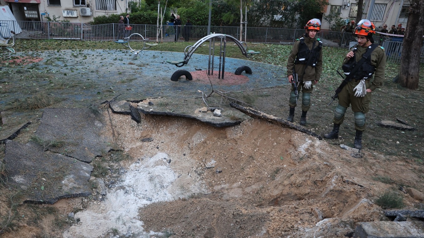 Israelisk räddningspersonal i Tel Aviv inspekterar en krater på platsen där en projektil som avfyrades från Jemen landade den 21 december. Foto Jack Guez/AFP via Getty Images