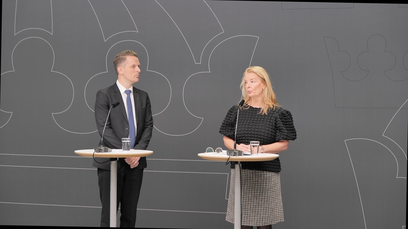 Utredaren Pontus Bäckström och skolminister Lotta Edholm (L) presenterar utredningen om obligatorisk undervisningstid för elever som behöver det. Foto: Carl S:t Clair Renard