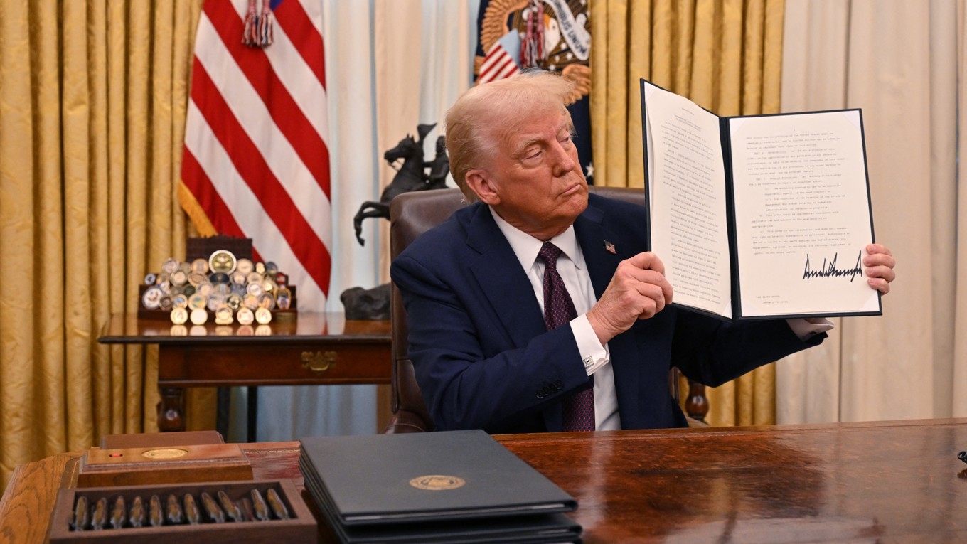 USA:s nye president Donald Trump håller upp ett dekret, en ”executive order” som han just signerat. Det har varit en virvelvind av dekret sedan han tillträdde.
Foto: Roberto Schmidt/AFP via Getty Images