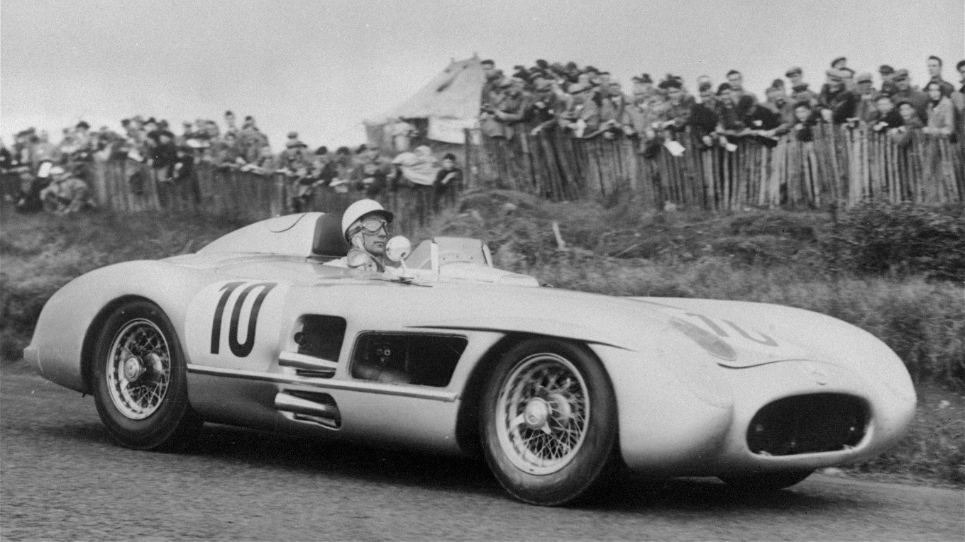 Stirling Moss i loppet 1955 RAC Tourist Trophy i Nordirland 1955. Bilen på bilden är en Mercedes-Benz 300 SLR, en systermodell till den nu sålda modellen. Foto: AP/TT