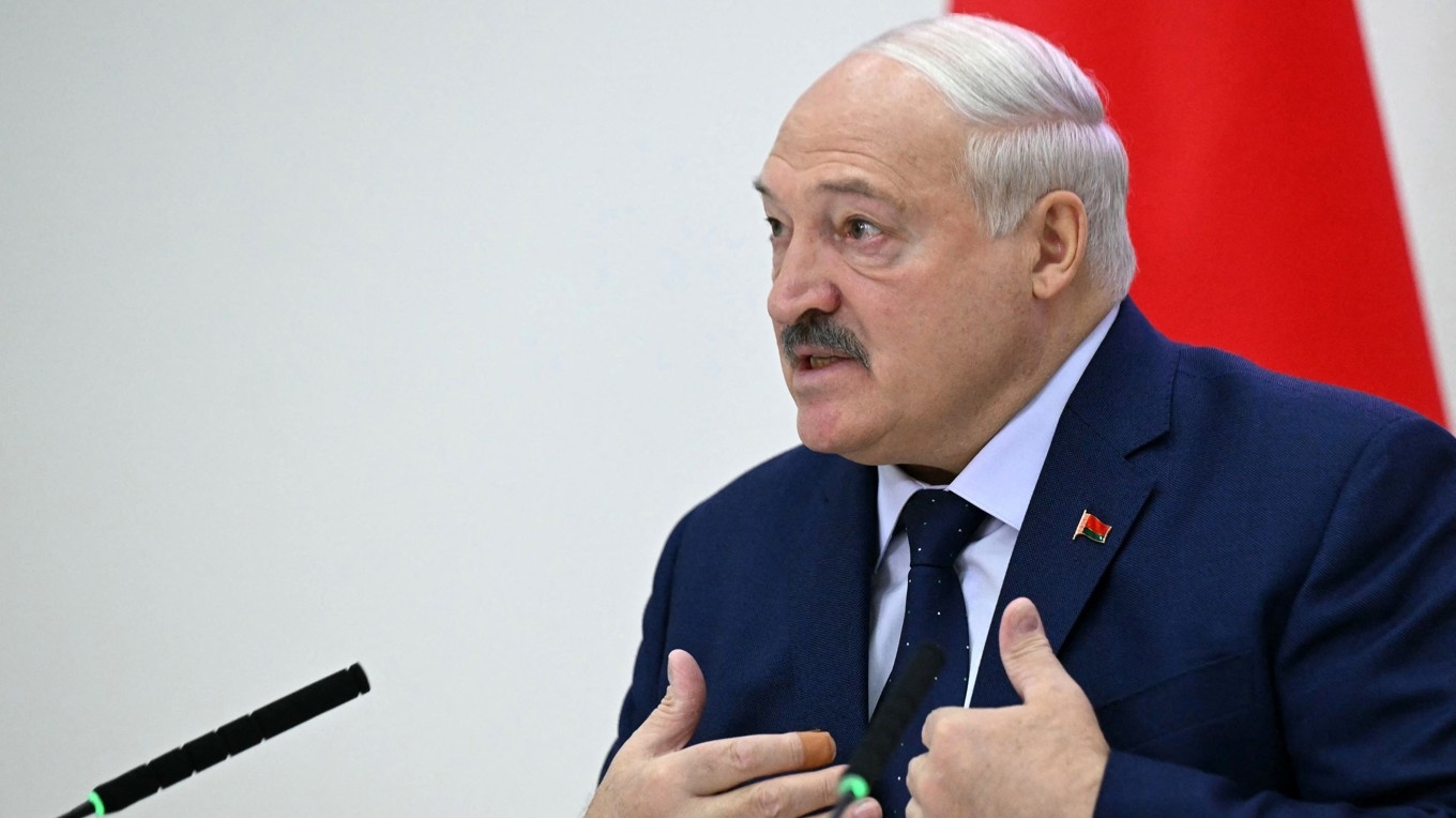 Belarus auktoritära ledare Alexandr Lukasjenko talar med medier efter att ha vunnit presidentvalet den 26 januari. Foto: Natalia Kolesnikova/AFP via Getty Images