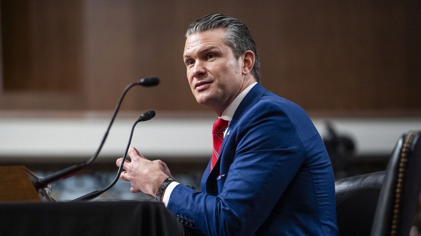 Pete Hegseth utfrågas i ett utskott i senaten i Washington DC den 14 januari. Foto: Madalina Vasiliu