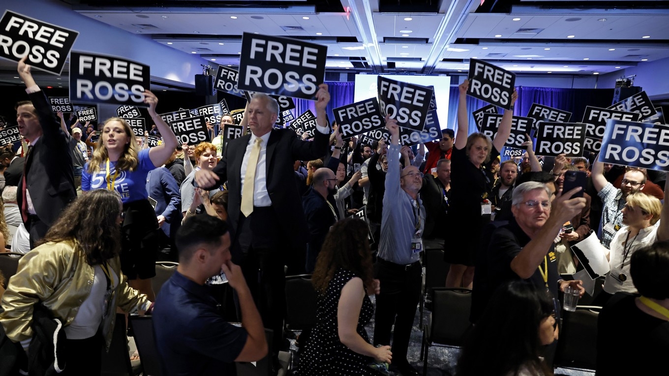 Medlemmar av Libertarian Party kräver att Ross Ulbricht frisläpps under partiets nationella konvent i Washington DC den 25 maj 2024. Foto: Chip Somodevilla/Getty Images