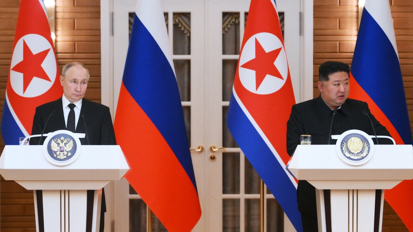 Den ryske presidenten Vladimir Putin och Nordkoreas ledare Kim Jong-un i Pyongyang i juni 2024. De båda skrev på en försvarsöverenskommelse om Ukraina. Foto: Kristina Kormilitsyna/POOL/AFP via Getty Images