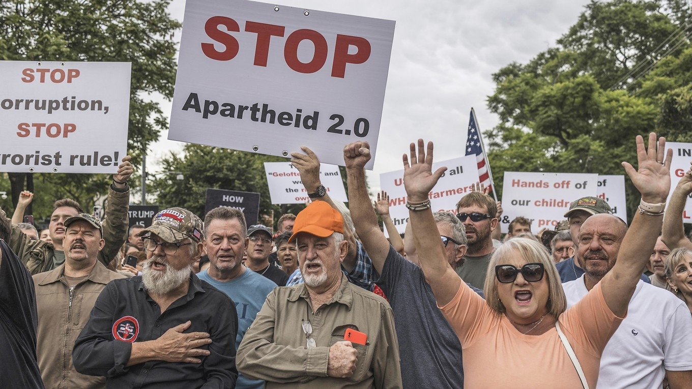 Vita sydafrikaner visar sitt stöd för Trump utanför USA:s ambassad i Pretoria den 15 februari. Foto: Marco Longari/AFP