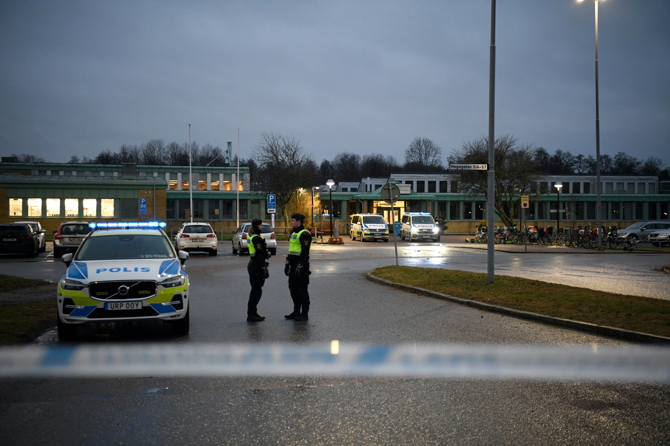 Polis och avspärrningar utanför Campus Risbergska under onsdagsmorgonen. Foto: Viktoria Bank/TT