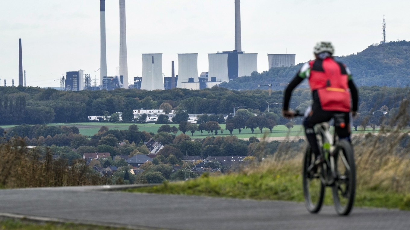 En cyklist i närheten av det koldrivna kraftverket i Gelsenkirchen i Tyskland i höstas. Arkivbild. Foto: Martin Meissner/AP/TT