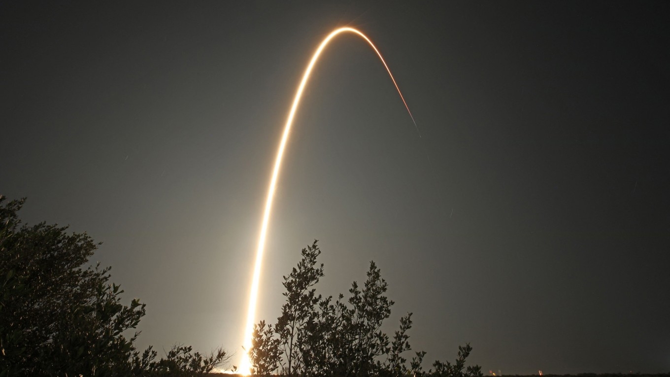 Företaget Intuitive Machines Athena är på väg mot månen med en SpaceX-raket från Florida. Ombord på Athena finns drönaren Grace som ska utforska en svart krater vid månens sydpol. Foto: Gregg Newton/AFP/TT