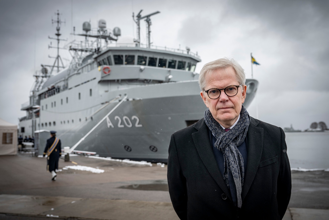 Generaldirektören på FRA Björn Lyrvall framför det nya signalspaningsfartyget Artemis. Bild från april 2024. Foto: Johan Nilsson/TT