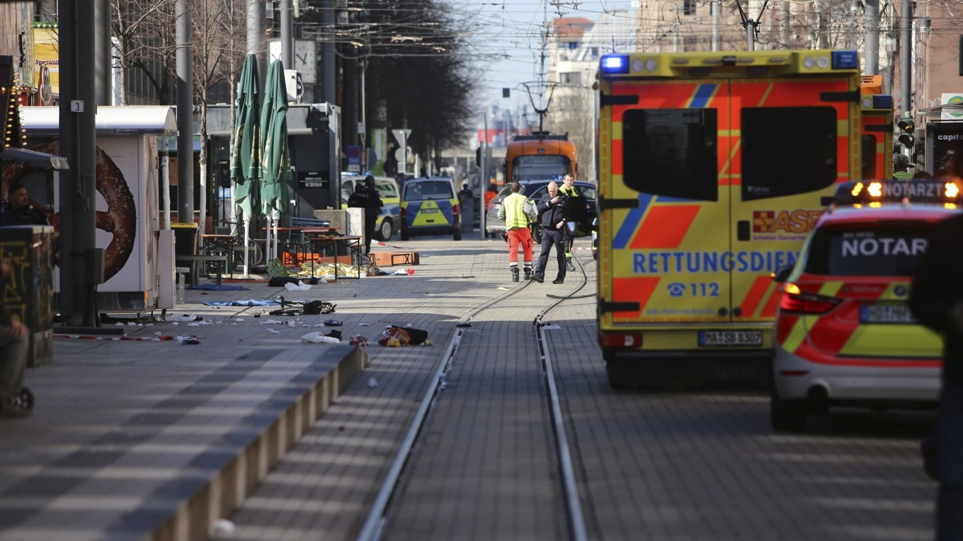 Räddningsstyrkor i Mannheim. Foto: Dieter Leder/DPA via AP/TT