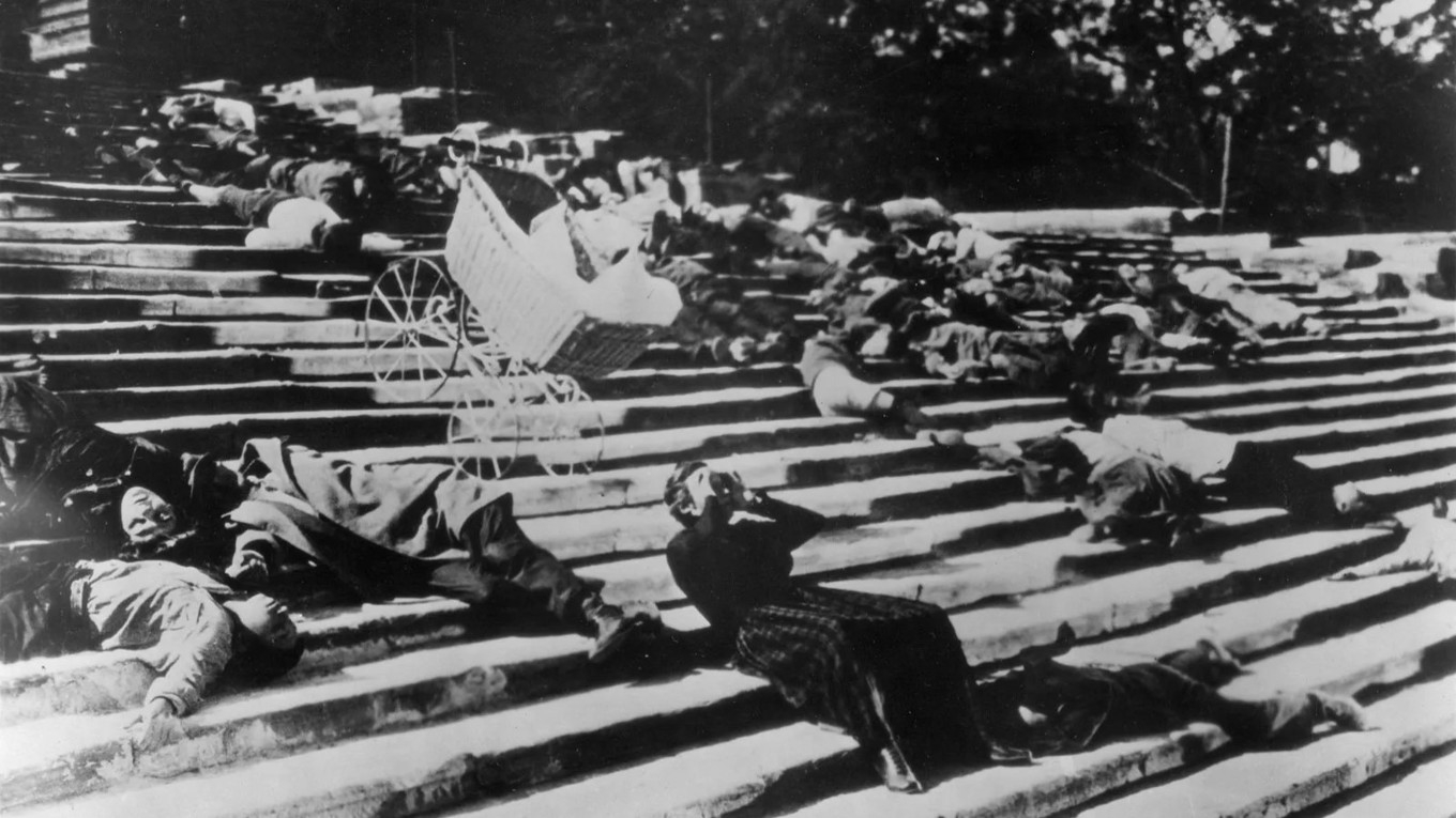 Den berömda scenen från Odessatrappan, från ”Pansarkryssaren Potemkin”. Foto: Sergej Eisenstein, Eduard Tisse och Vladimir Popov