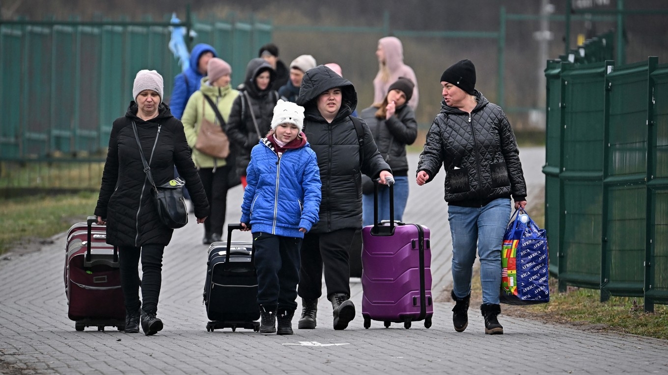 Många från Ukraina har sökt skydd i länder i Europa. På bilden, som är tagen den 1 april 2022, ser man flyktingar från Ukraina i Medyka i Polen. Foto: Jeff J Mitchell/Getty Images