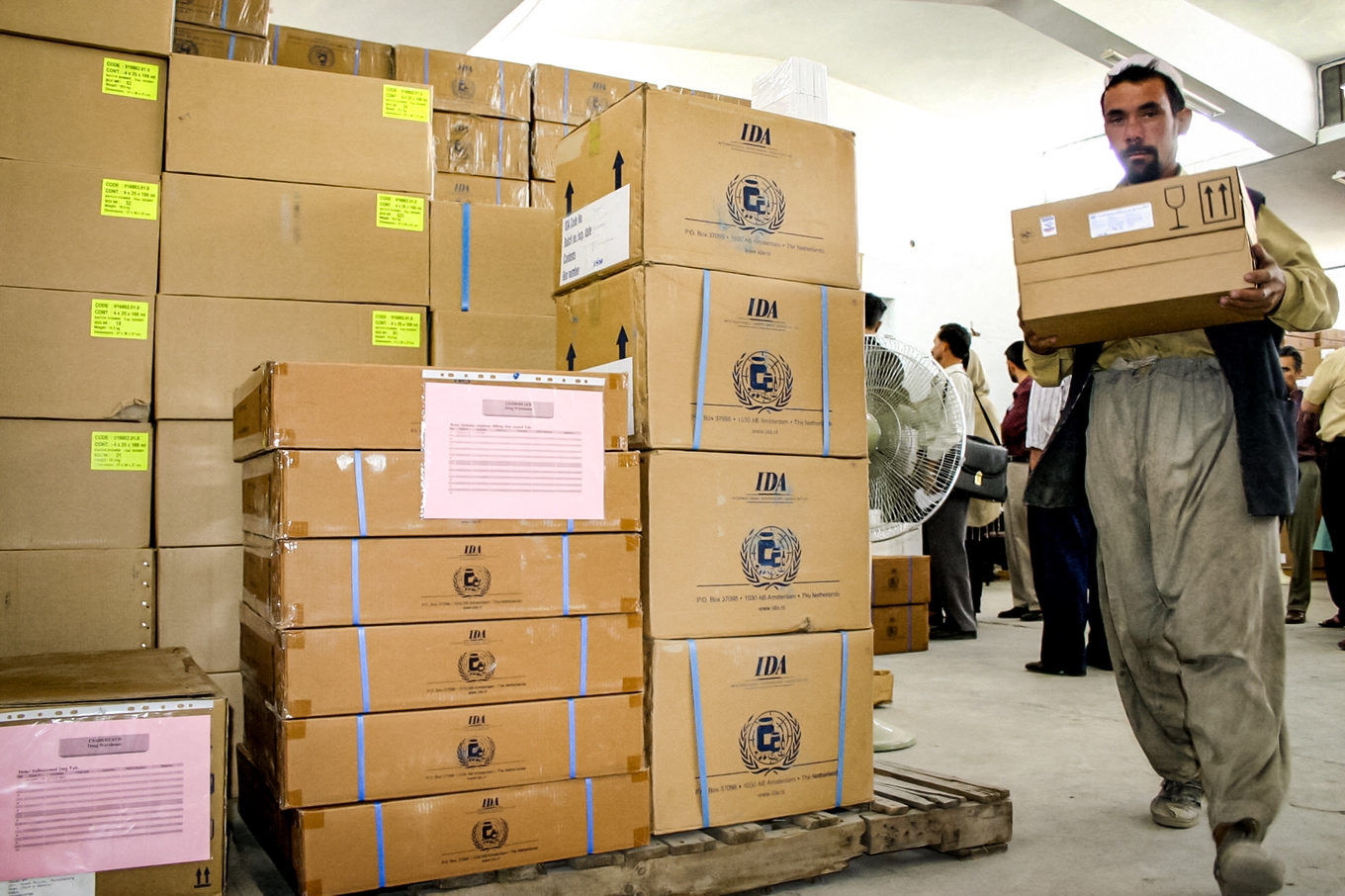 Medicin som donerats av USAID levereras till Kabul i Afghanistan. Foto: Mariam Kosha/AFP via Getty Images