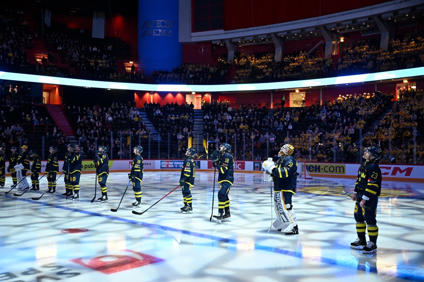 Tre Kronor under en tyst minut för offren för masskjutningen i Örebro, innan matchen mot Tjeckien i Avicii Arena den 6 februari. Foto: Henrik Montgomery / TT