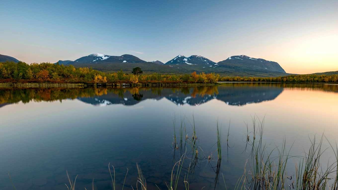 Abisko nationalpark med sjön Vuolio Njáhkájávri i förgrunden. Kungsleden följer Abiskojåkka, som forsar genom Abisko kanjon och mynnar ut i Torneträsk. Foto: Shutterstock