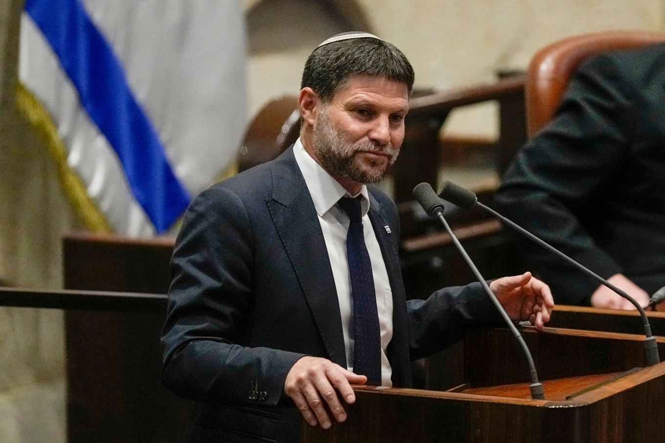 Israels ultranationalistiske finansminister Bezalel Smotrich uppger att Donald Trumps plan för Gaza "håller på att ta form". Bild från Israels parlament Knesset juli 2023. Foto: Maya Alleruzzo/AP/TT