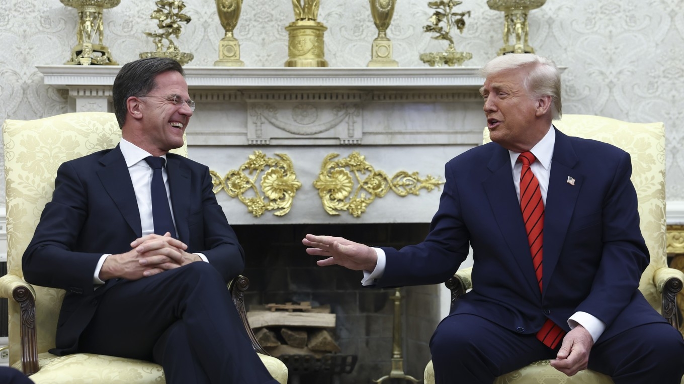 Natos generalsekreterare Mark Rutte (till vänster) och president Donald Trump i Vita huset. Foto: Pool via AP/TT