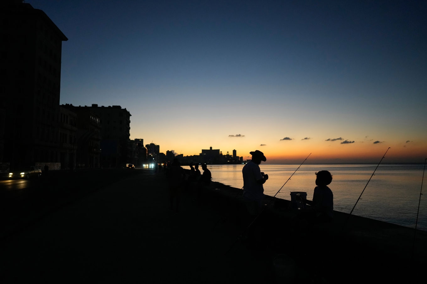 Beckmörkt mitt i huvudstaden - bild från Havannas berömda strandväg Malecón på lördagskvällen. Foto: Ramon Espinosa/AP/TT