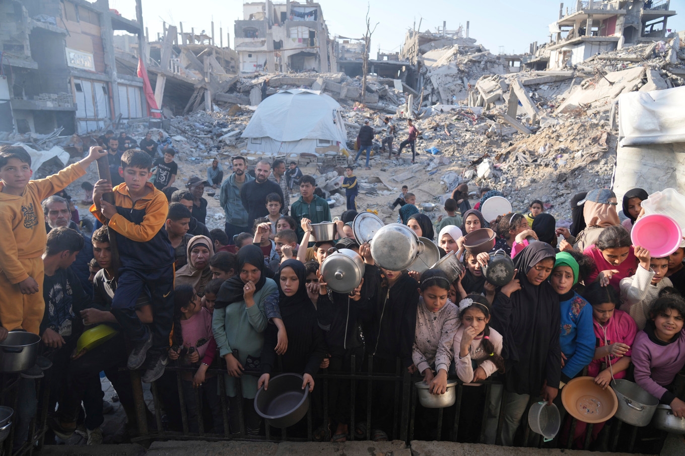 Palestinier i det sönderbombade Beit Lahia i norra Gaza köar för att få mat. Foto: Abdel Kareem Hana/AP/TT