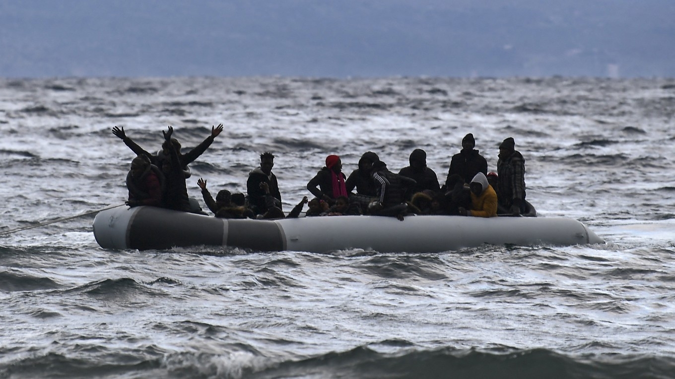 Flyktingar och migranter från Gambia och Kongo utanför den grekiska ön Lesbos den 29 februari 2020. Foto: Aris Messinis/AFP via Getty Images