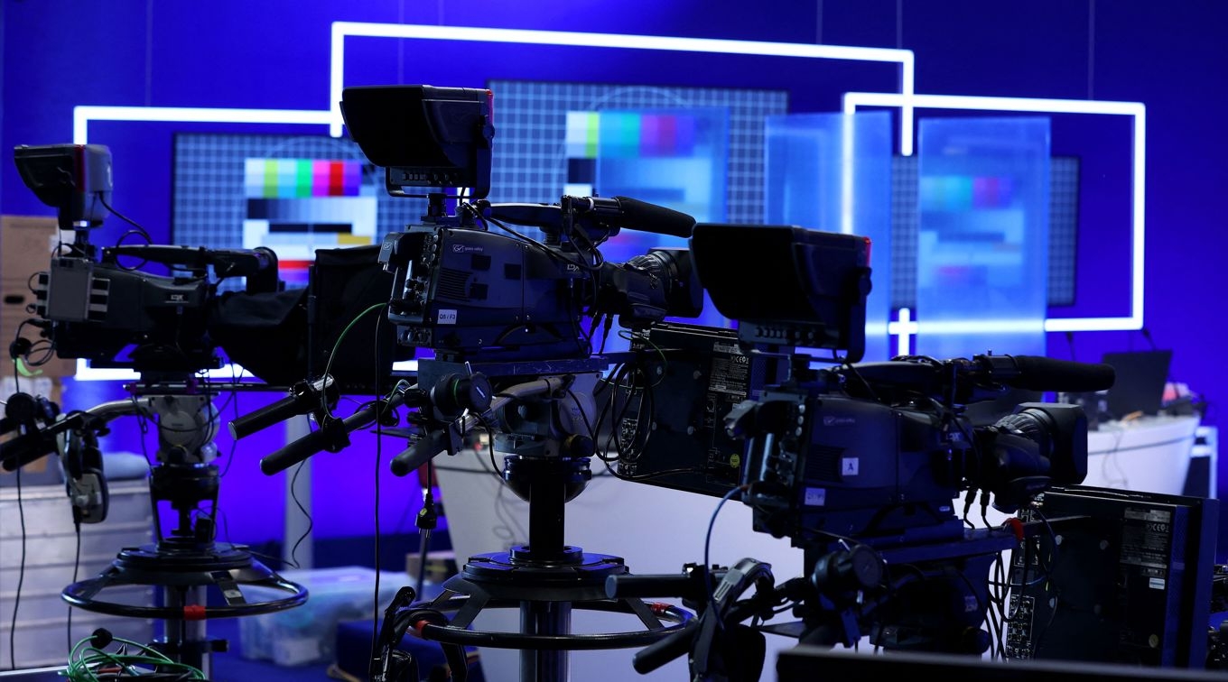 TV-kameror i en studio i en mässhall i Magdeburg i Tyskland. De stora mediebolagen har enorm makt över medborgarnas världsbild. Foto: Ronny Hartmann/AFP via Getty Images