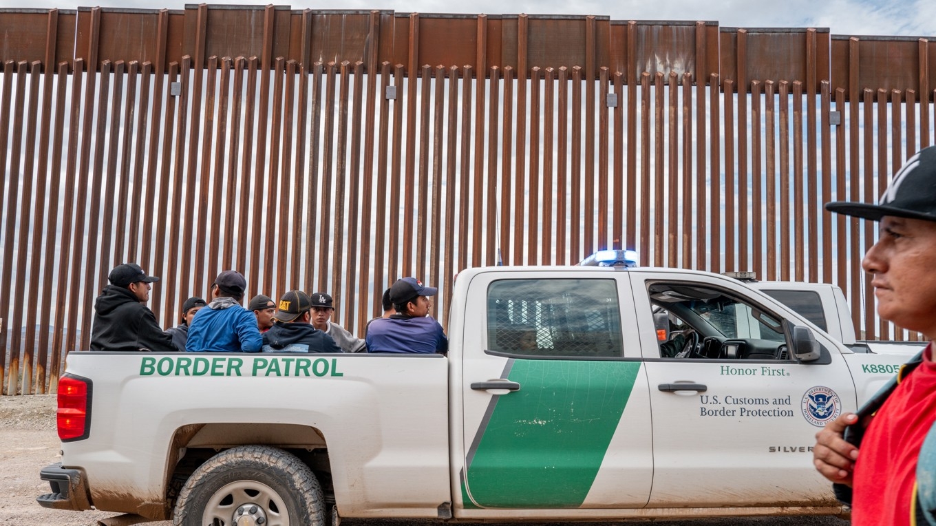 Migranter från Central- och Sydamerika i ett gränspatrullfordon efter att ha gripits av amerikanska tull- och gränsbevakningspersonal i Ruby i Arizona i USA den 24 juni 2024. Foto: Brandon Bell/Getty Images