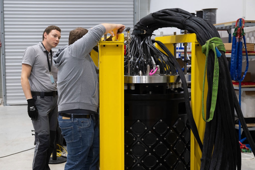 Arbetare i den franska vapenjätten Thales fabrik i Gemenos bygger en sonar. Thales är ett av de vapenföretag som har rusat på börsen den senaste veckan. Foto: MIGUEL MEDINA/AFP via Getty Images