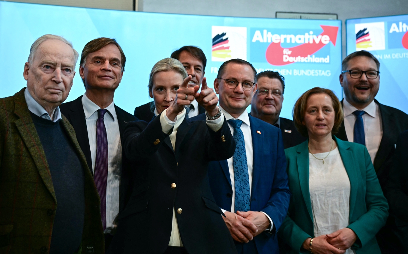 Medlemmar av AFD:s ledning i förbundsdagens lokaler i Berlin. Partiledaren Alice Weidel i mitten. Foto: TOBIAS SCHWARZ/AFP via Getty Images