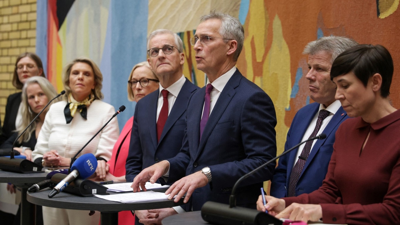 Norges statsminister Jonas Gahr Støre och finansminister Jens Stoltenberg håller en presskonferens tillsammans med ledamöter i det norska parlamentet efter samtal om ekonomiskt stöd till Ukraina. Foto: Amanda Pedersen Giske/NTB/AFP via Getty Images