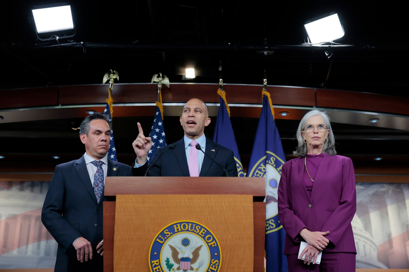 Demokraternas minoritetsledare i representanthuset, Hakeem Jeffries (mitten) vid en pressträff i Washington. Demokraterna börjar nu ana konturerna av möjliga angreppspunkter på Trumps politik inför mellanårsvalet. Foto: Anna Moneymaker/Getty Images