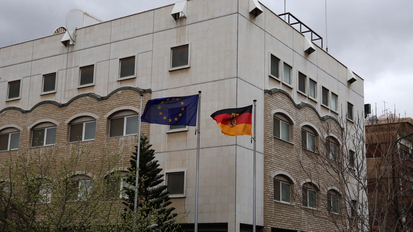 Den tyska och den europeiska flaggan vajar framför den nyligen återöppnade tyska ambassaden i Damaskus den 20 mars. Foto: Bakr Alkasem/AFP via Getty Images