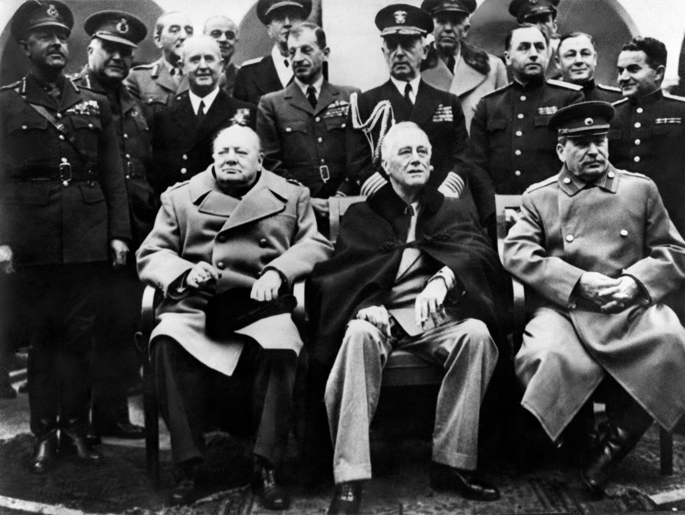 Winston Churchill, Franklin D. Roosevelt och Josef Stalin vid Jaltakonferensen 1945. Amerikanska kommunister använde film och media effektivt för att glorifiera Stalin. Foto: STF/AFP via Getty Images