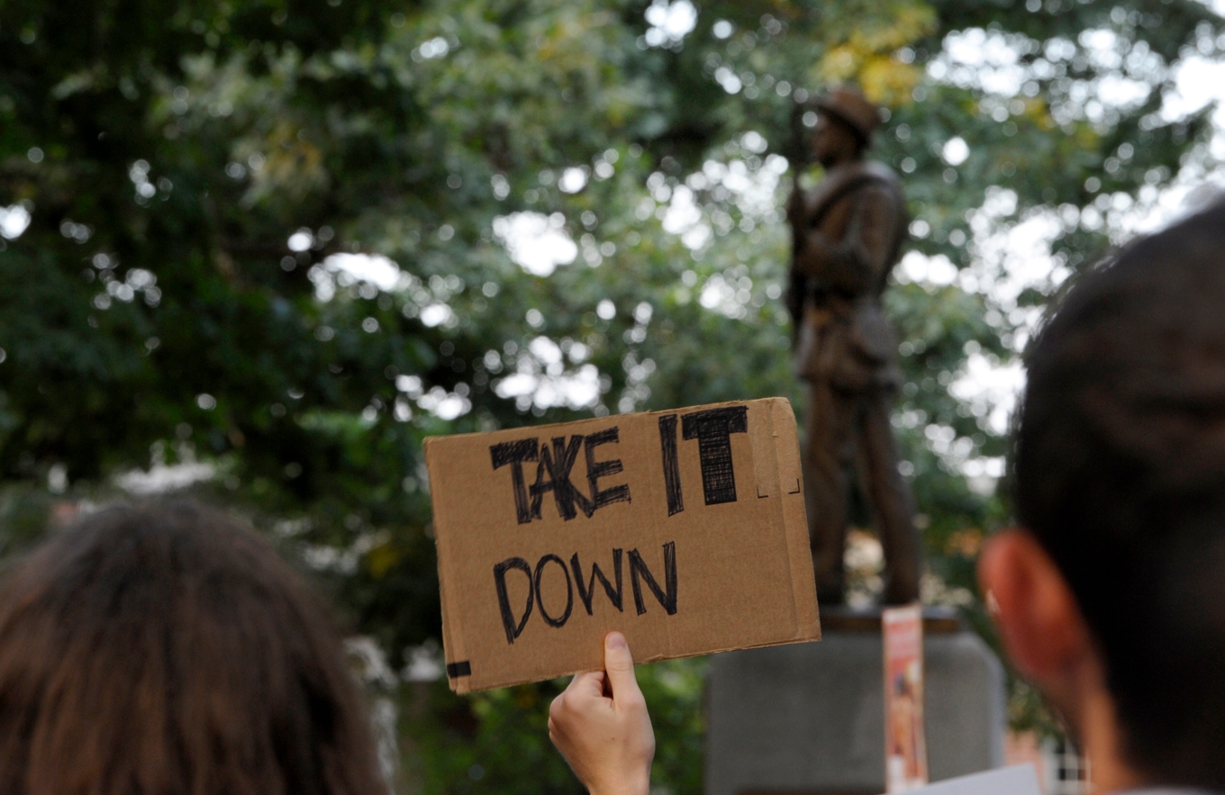 Studenter demonstrerar på universitetsområdet på University of Chapel Hill i USA med krav på att en staty ska tas ner. Den här sortens protester har blivit vanliga. Foto: Sara D. Davis/Getty Images