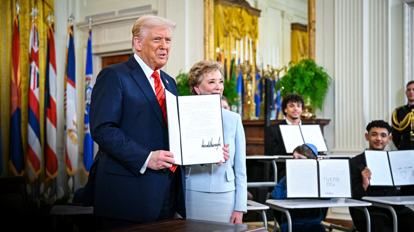 USA:s president Donald Trump och utbildningsminister Linda McMahon efter underskriften av en presidentorder om utbildningsdepartementet i Vita huset den 20 mars. Foto: Mandel Ngan/AFP via Getty Images