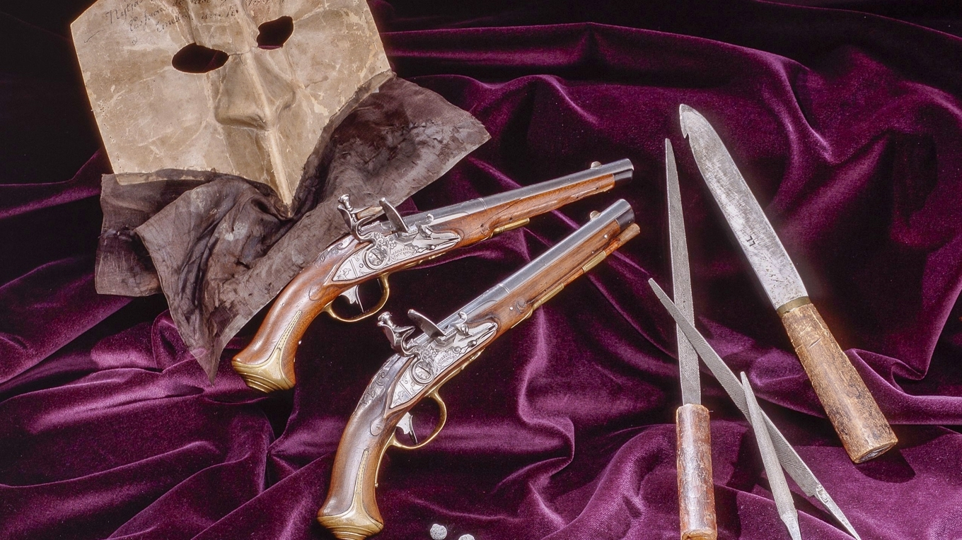 Den mask som Jacob Johan Anckarström bar på den ödesdigra maskeradbalen, tillsammans med de vapen han hade med sig för att ta Gustav III av daga. Foto: Göran Schmidt/Livrustkammaren