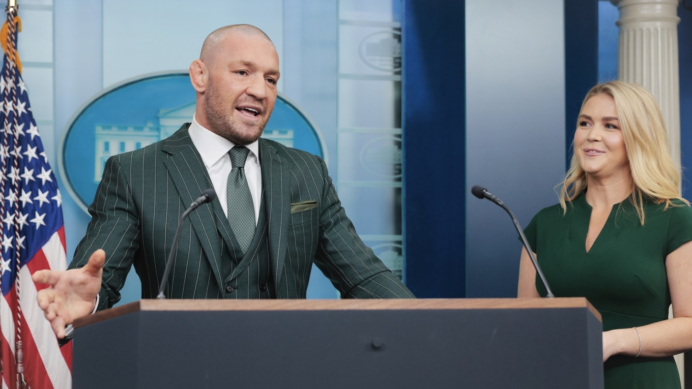 Conor McGregor får chansen att svara på medias frågor i Vita husets pressrum. Här med Trumps pressekreterare Karoline Leavitt. Foto: Chip Somodevilla/Getty Images